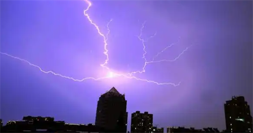 梦见电闪雷鸣下大雨是什么意思 梦见打雷下雨电闪雷鸣是什么意思