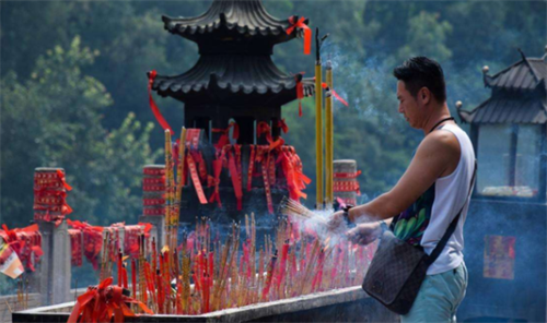 梦见去寺庙拜佛是什么意思 女人梦见寺庙和佛像是什么意思