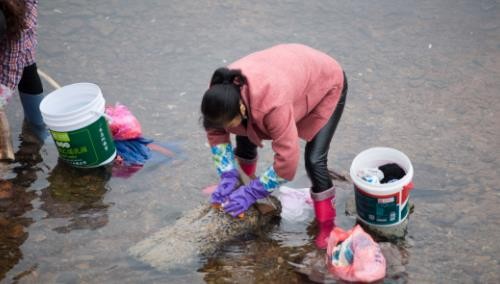 梦见自己在河里洗衣服是什么意思 梦见在溪水里洗衣服是什么征兆