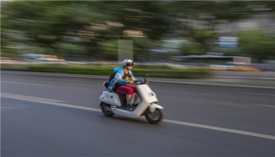 女人梦到骑电动车上坡