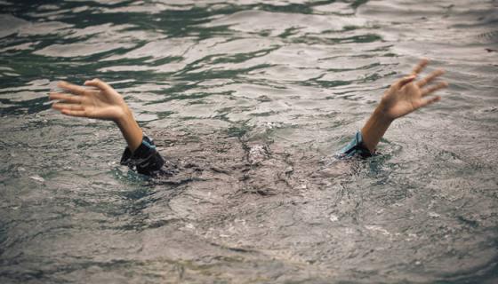 女人梦见别人家小孩掉水里面