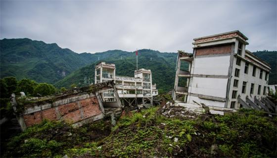 梦见地震高楼倒塌自己没事