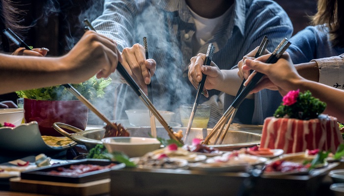 梦见别人请客吃饭是什么意思