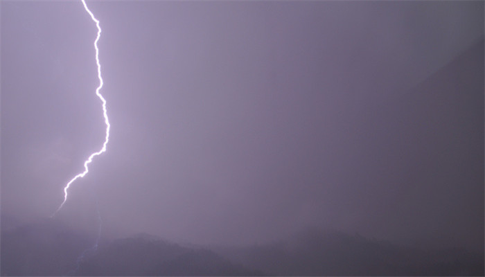 梦见电闪雷鸣倾盆大雨