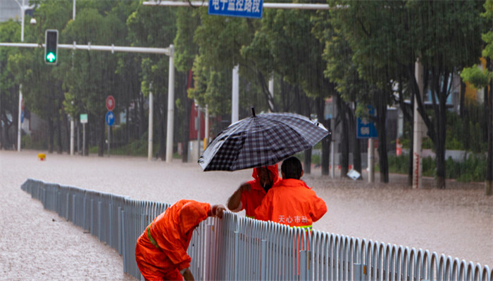 梦见和别人一起躲雨