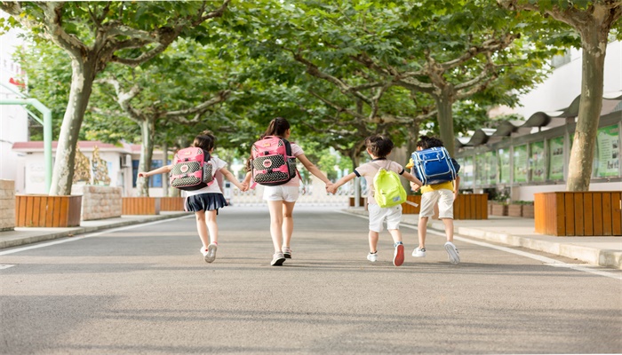 梦见在学校里走动