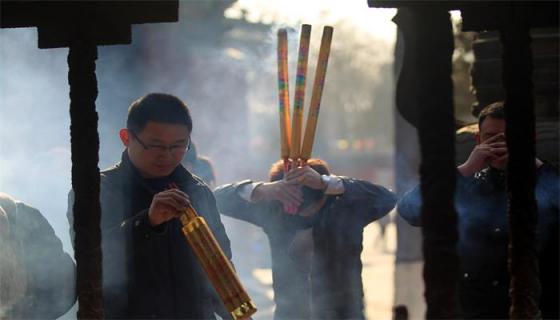 梦见自己到寺庙磕头下跪拜神