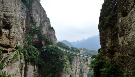 女人梦见悬崖峭壁的路