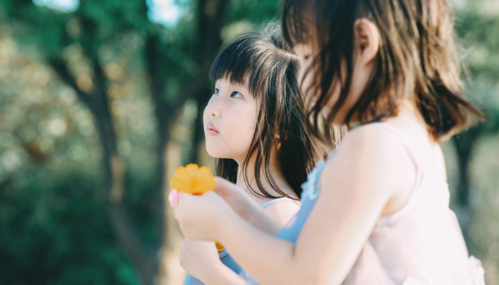 梦见自己领了一个女孩过马路