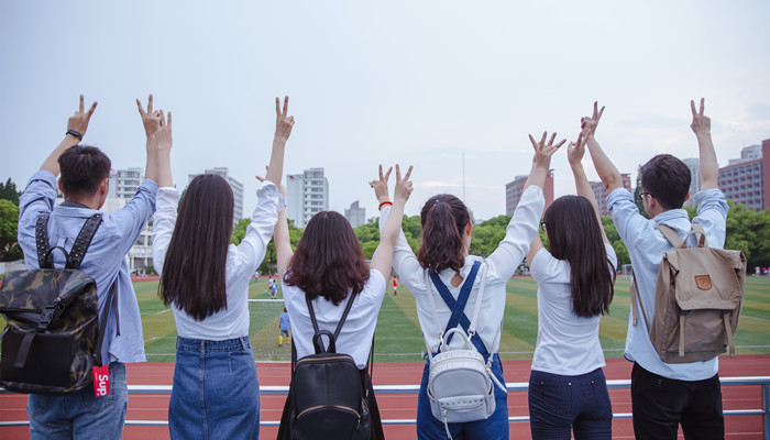 梦见跟老同学合照