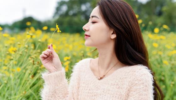 梦见女生找我要微信