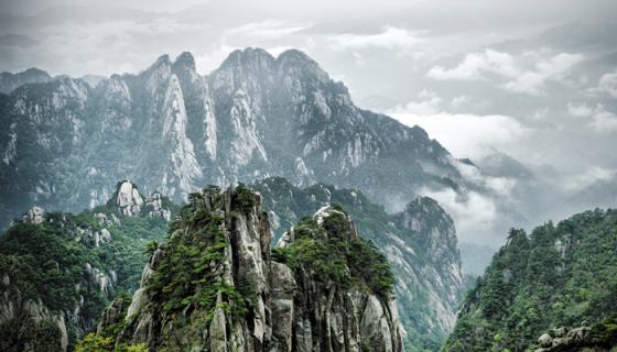 梦见抬头仰望巨高的山