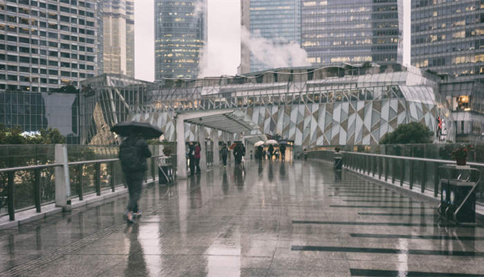 梦见下大雨自己被淋湿是什么意思