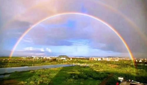 女人梦见雨后彩虹什么预兆 梦见下雨然后天空出现彩虹阳光是什么意思