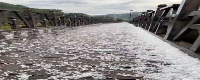 女人梦见下雨又下冰雹是什么意思