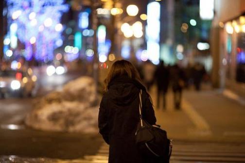 梦见女人吻自己的脸